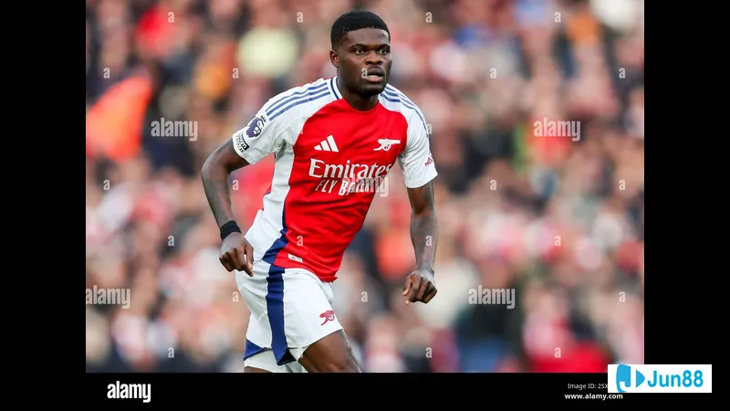 Cầu thủ Arsenal với một pha dứt điểm đầy uy lực vào khung thành của West Ham Cầu thủ Arsenal với một pha dứt điểm đầy uy lực vào khung thành của West Ham
