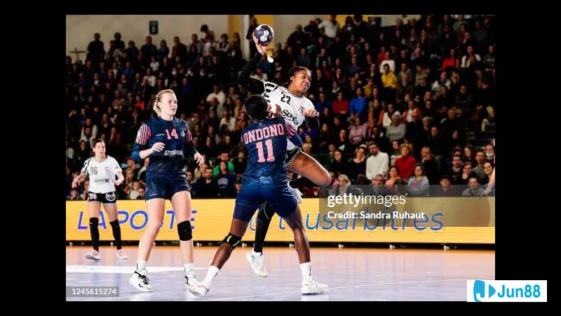 Cầu thủ của Brest dũng cảm tung cú sút mạnh vào khung thành của đội Nantes Cầu thủ của Brest dũng cảm tung cú sút mạnh vào khung thành của đội Nantes