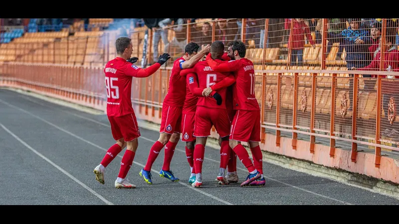 Cầu thủ đội Pyunik Yerevan dứt điểm vào khung thành đội Ararat Armenia Cầu thủ đội Pyunik Yerevan dứt điểm vào khung thành đội Ararat Armenia