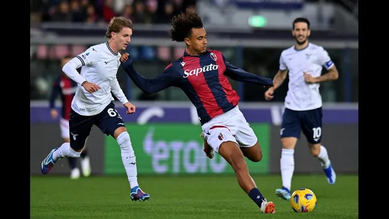 Cầu thủ Lazio tung cú sút mạnh vào khung thành của Bologna Cầu thủ Lazio tung cú sút mạnh vào khung thành của Bologna