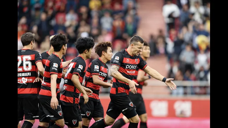 Cầu thủ Pohang và Gamba Osaka tranh chấp bóng trên sân - Thông tin lực