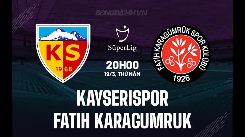 Cầu thủ Kayserispor và Fatih Karagumruk đối mặt trên sân cỏ