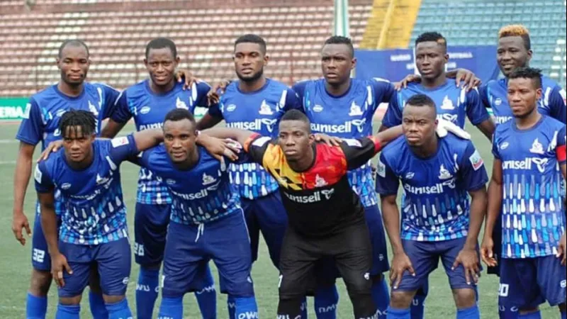 Cầu thủ Nasarawa United và Rivers United tranh chấp quả bóng